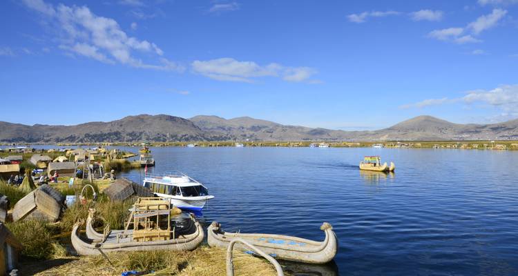 Rietboten en hutten langs het Titicacameer