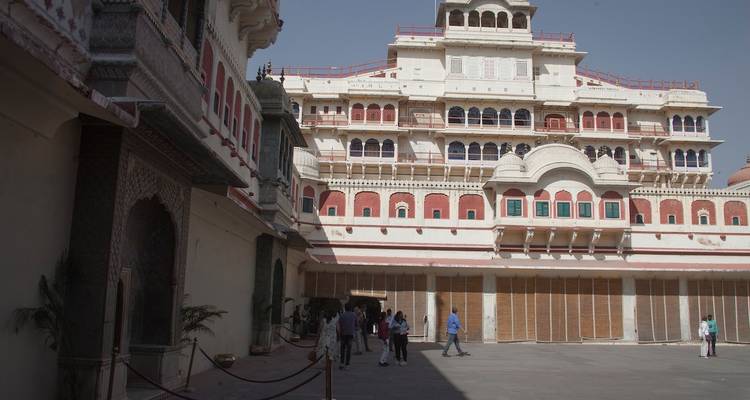 Historisches Gebäude mit Besuchern davor.