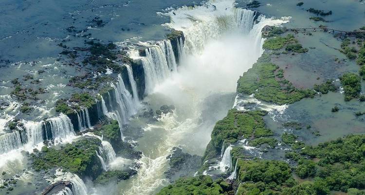 Vue aérienne des chutes d'eau d'Iguazu avec la végétation environnante.