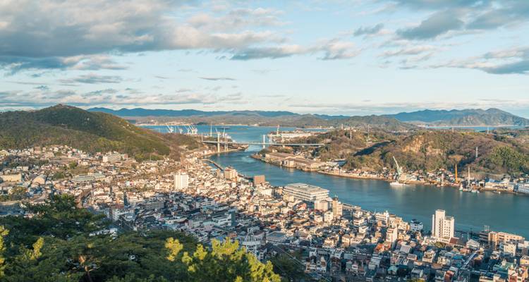 Panorama aérien de la ville d'Onomichi, ses ponts et les collines environnantes le long de la mer intérieure de Seto.