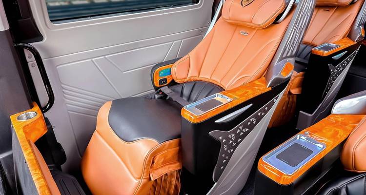 Intérieur d'un véhicule de luxe avec sièges en cuir et design moderne.