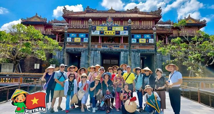 Un grand groupe de personnes devant un bâtiment historique à la décoration éclatante.