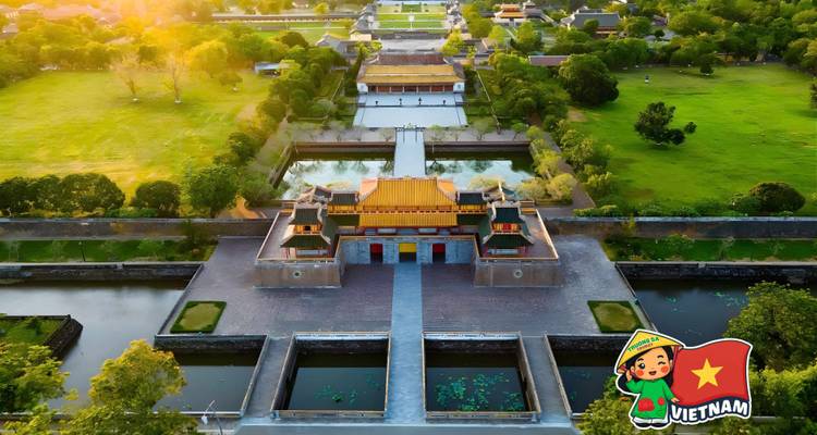 Vue aérienne d'une porte ornée avec de la verdure environnante et des voies d'eau.