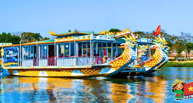 Bateau-dragon orné sur une rivière avec un soleil éclatant.