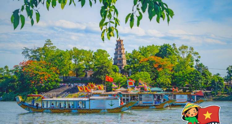 Vue panoramique de bateaux-dragons sur une rivière avec une tour en arrière-plan.