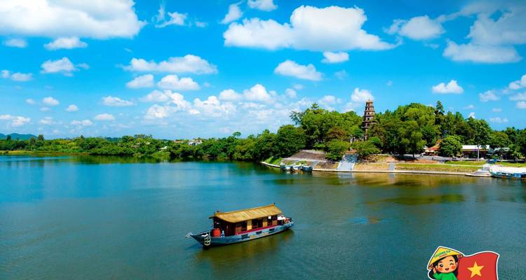 Vue sur la rivière avec un petit bateau et une pagode sur une colline.
