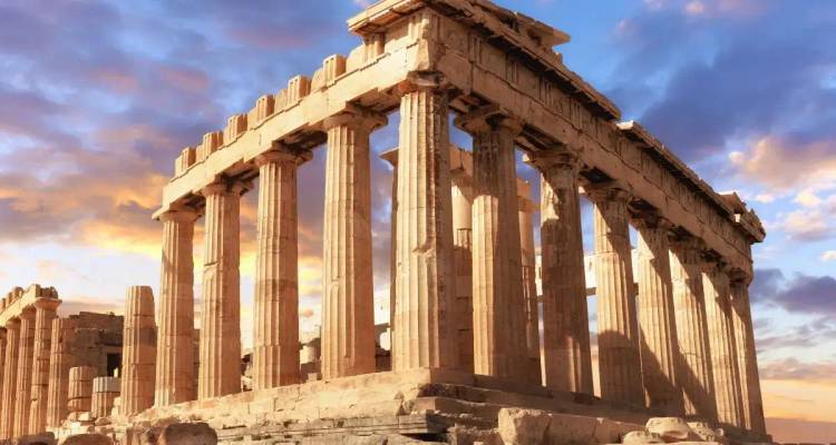Der Parthenon-Tempel mit warmen Sonnenuntergangshimmeln, die seine antiken Säulen erleuchten.