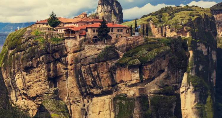 Kloster auf hohen Felssäulen von Meteora vor dramatischem Himmel.