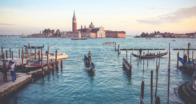 Gondeln auf einem Kanal mit San Giorgio Maggiore im Hintergrund