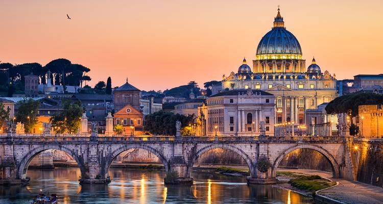 Petersdom bei Sonnenuntergang von einer Brücke aus betrachtet
