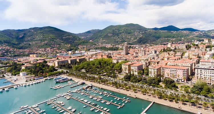 Luchtfoto van een kuststad met een jachthaven