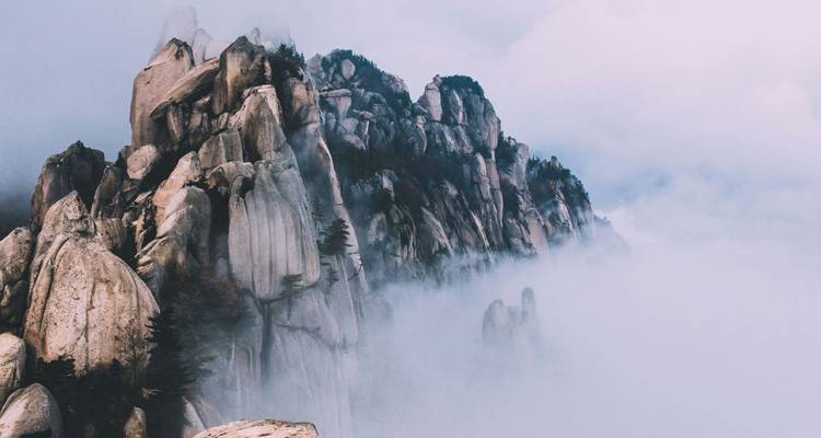 Sommets montagneux brumeux créant une atmosphère sereine.