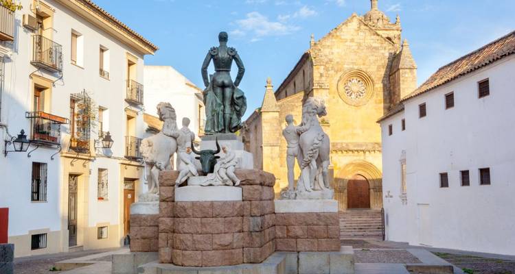 Statue und historisches Gebäude auf einem europäischen Platz.