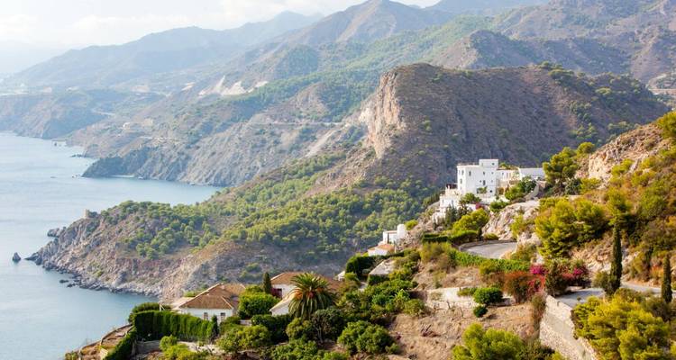 Küstenlandschaft mit Klippen und Meer.