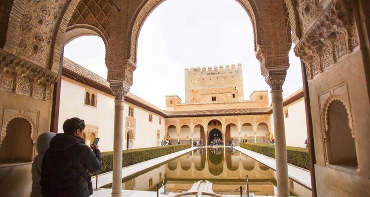 Berühmter Innenhof mit Wasserbecken in einem historischen Palast.