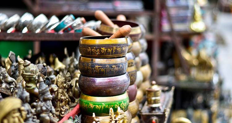 Assortiment van klankschalen en traditionele ambachten tentoongesteld op een markt.