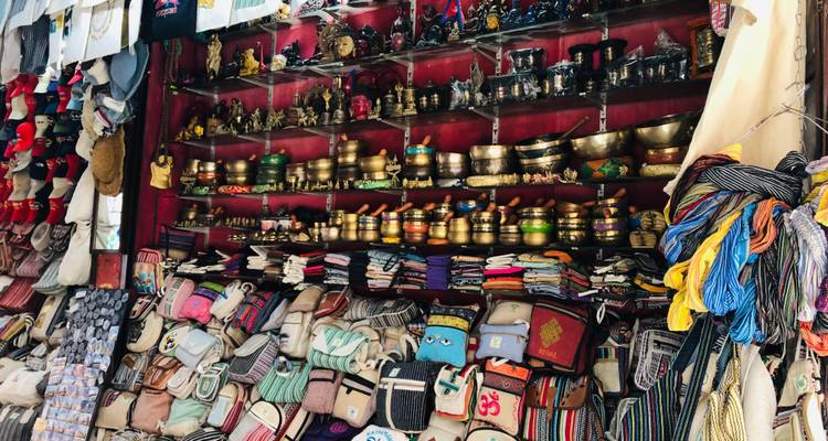 Een kleurrijke marktkraam die traditionele artikelen en accessoires toont.