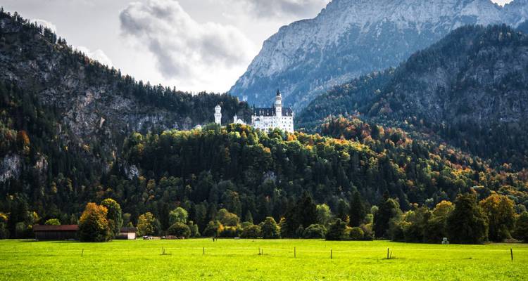 Un château entouré d'une forêt aux couleurs d'automne.