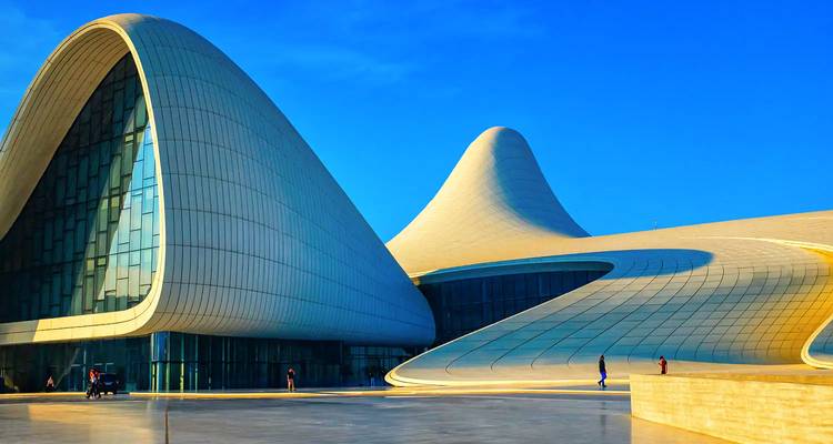 Las curvas futuristas del Centro Heydar Aliyev brillando bajo un cielo azul claro de Bakú.