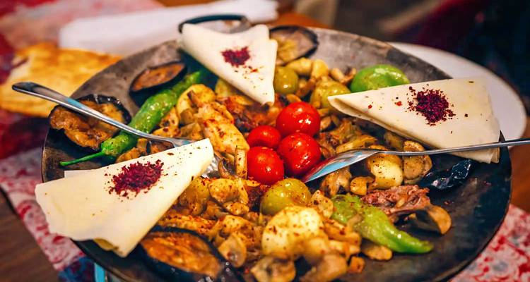 Plato tradicional azerbaiyano con verduras asadas, quesos, aceitunas y especias listo para compartir.