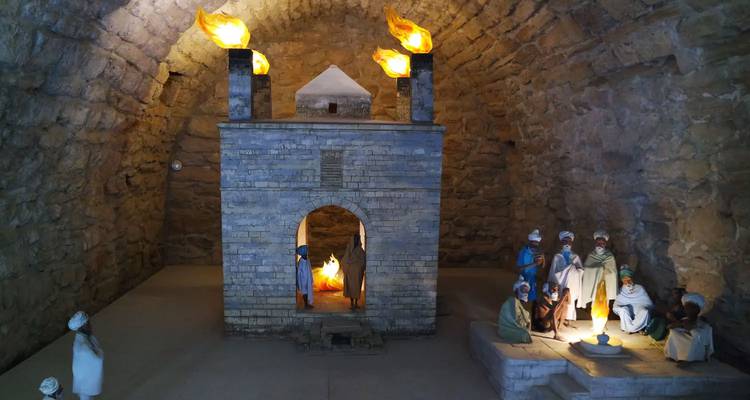 Altar del Templo del Fuego con llama eterna y maniquíes de tamaño natural que representan rituales antiguos en Ateshgah.