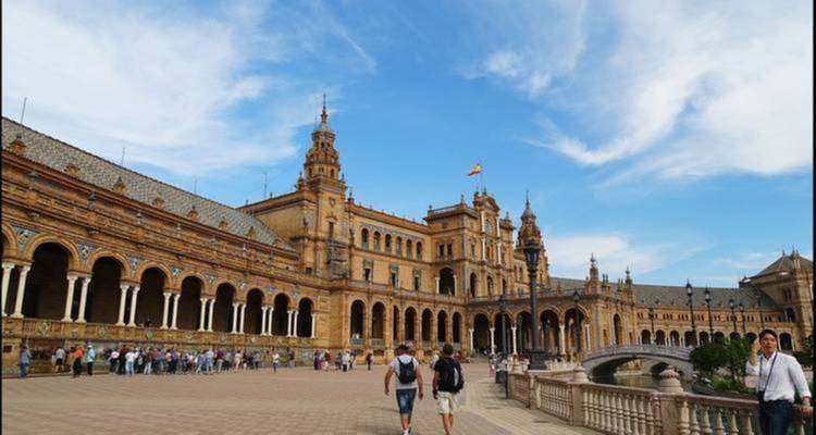 Plaza de España in Sevilla mit Touristen und blauem Himmel.