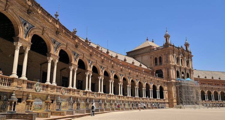 Ein großes, verziertes architektonisches Bauwerk mit Bögen und Gerüsten, möglicherweise die Plaza de España.