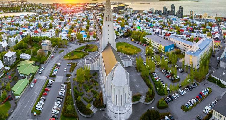 Vue aérienne de Reykjavik incluant une grande église.