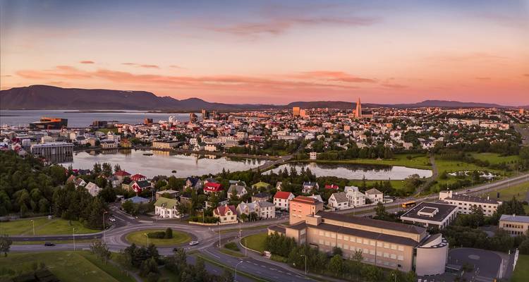 Vue panoramique de Reykjavik au coucher du soleil.