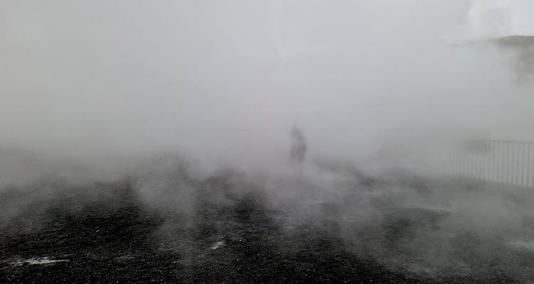 Épais brouillard de vapeur obscurcissant le paysage.