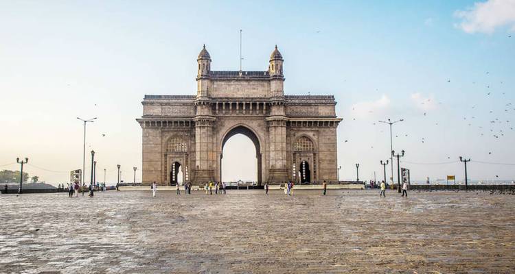 Porte de l'Inde, un monument emblématique comportant une grande arche et des gens.