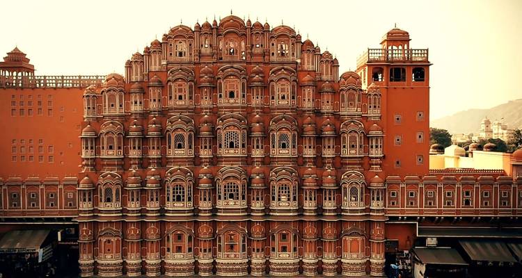 Hawa Mahal à Jaipur avec son architecture iconique rouge et rose.
