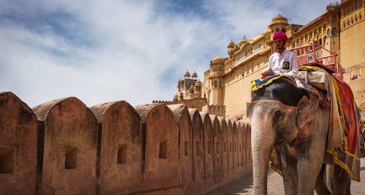 Une cour historique avec des touristes qui se promènent.