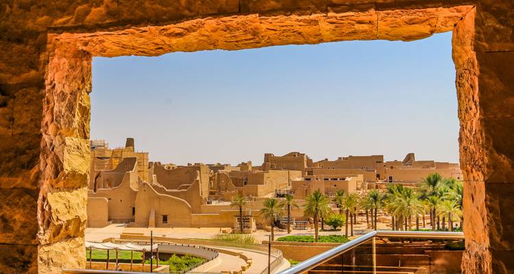 Zicht op oude ruïnes gezien door een stenen raam.