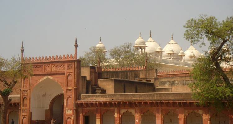 Ancienne forteresse avec des dômes et une porte voûtée.