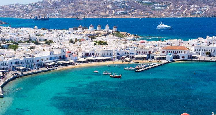 Vista panorámica de Mykonos con edificios blancos y el mar Egeo.