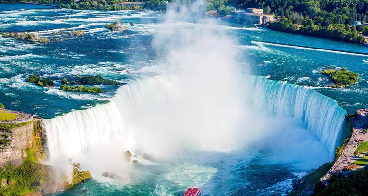Vista aérea de las Cataratas del Niágara con neblina.