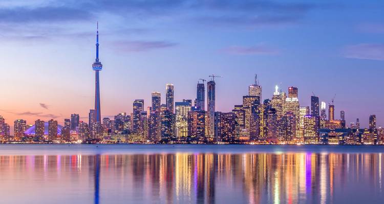 Horizonte de Toronto con la Torre CN al atardecer.