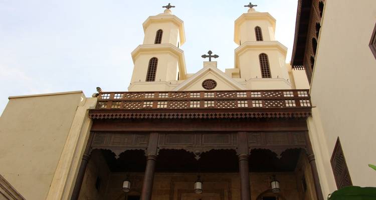 Église de style colonial blanc avec deux tours.