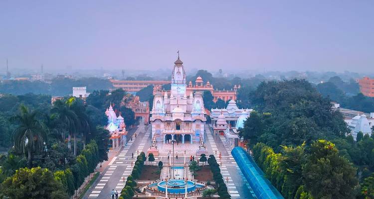 Complexe de temples grandiose vu d'en haut au crépuscule.