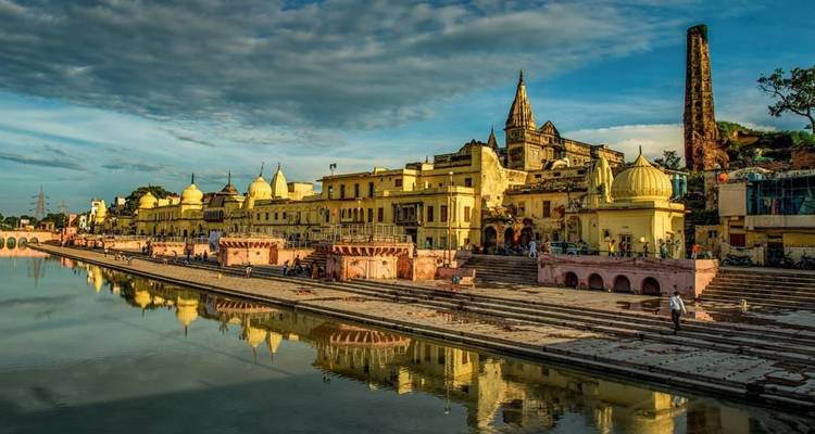 Vue sur la rivière avec des bâtiments historiques se reflétant dans l'eau.