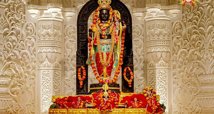 Intérieur de temple orné avec statue décorée.