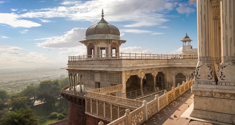 Palais au bord de la rivière avec une architecture complexe.