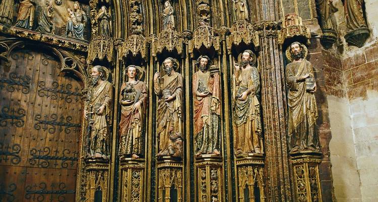 Retable médiéval orné en bois avec des figures sculptées à l'intérieur d'une église.