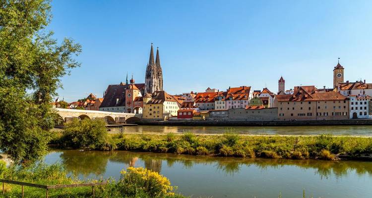 Die mittelalterliche Altstadt von Regensburg, die Steinerne Brücke und der Dom spiegeln sich in der Donau.