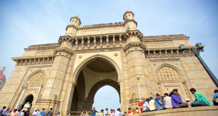 Ikonisches Gateway of India mit Besuchern, die sich bei Tageslicht versammeln.