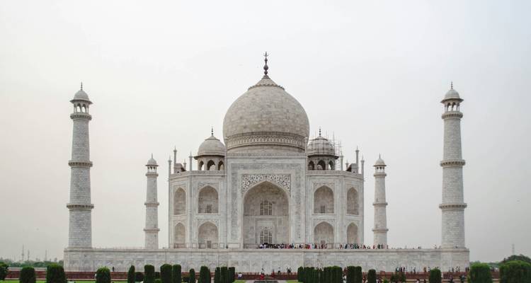 Vue iconique du Taj Mahal avec un ciel dégagé.