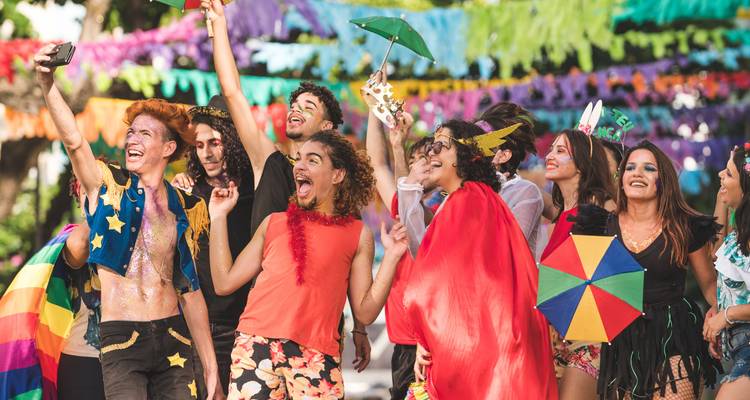 Groupe de personnes profitant d'un festival de rue coloré.