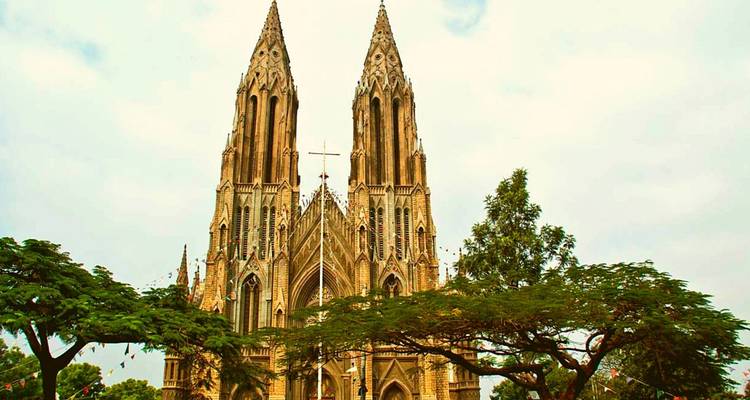 Gotische kathedraal met hoge torenspitsen.