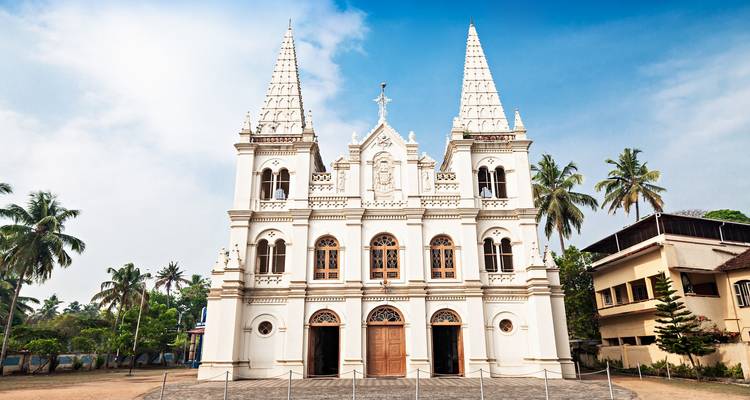 Sint-Franciscuskerk met palmbomen.